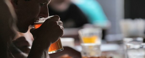 借酒澆愁的心情句子 借酒澆愁怎么發朋友圈